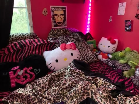 Snooki Aesthetic Room, Y2k Pink Room Decor, Mcbling 2000s Room, Trashy Y2k Bedroom Ideas, Mcbling Trashy Y2k Pfp, Trashy Y2k Aesthetic Room, Gyaru Room Aesthetic, 2000s Scene Bedroom, Trashy Y2k Room Ideas