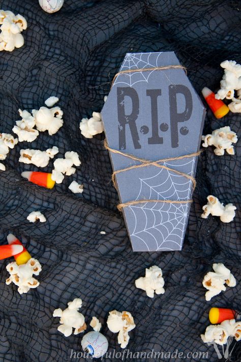 Get ready for Halloween treats with these Free Printable Halloween Coffin Treat Boxes. These treat boxes are perfect for making Halloween a little spookier! |OHMY-CREATIVE.COM Coffin Treat Boxes, Coffin Treats, Treat Box Template, Coffin Halloween, Free Printable Halloween, Halloween Treat Boxes, Halloween Coffin, Fun Halloween Crafts, Spooky Treats