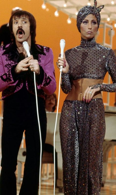 Sonny & Cher 70s Cher, Moda Disco, Cher 70s, Cher Fashion, Cher Dress, 70s Fashion Disco, 70s Mode, Cher And Sonny, Cher Outfits