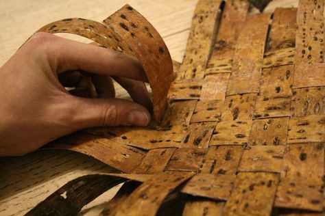 Another great tutorial this time using dead birch bark for a woven basket. Described as easy enough for a beginners project. Birch bark basket tutorial- jonsbushcraft.com Birch Bark Baskets Tutorial, Bark Jewelry, Birch Crafts, Bark Weaving, Tree Bark Crafts, Bark Idea, Archaeology For Kids, Bark Baskets, Bark Crafts