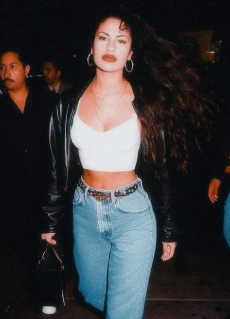 Peaking Bra Outfit, 80s Fashion Mexico, 80s Fashion For Women Aesthetic, 90s Fine Outfits, Selena 80s, 90s Era Aesthetic, Main Character Aesthetic Outfits, 90s Latina Fashion Outfit, Outfit 80s Mujer