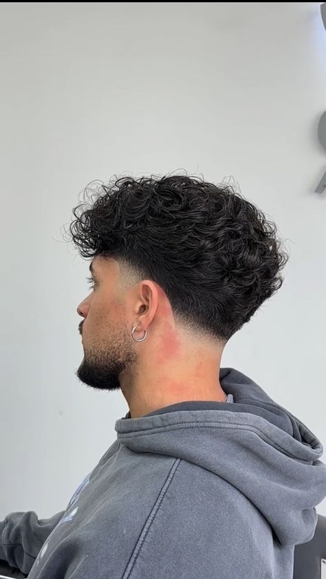 Mid Taper Fade Haircut Wavy Hair, Low Fades For Men Hairstyles, Wavy Hair Taper Fade, Taper Haircut Curly Hair, Curly Taper Fade Haircut, Tapper Fade Boys Haircut Curly, Simple Haircut For Men, Low Taper Wavy Hair, Tapper Fade Men