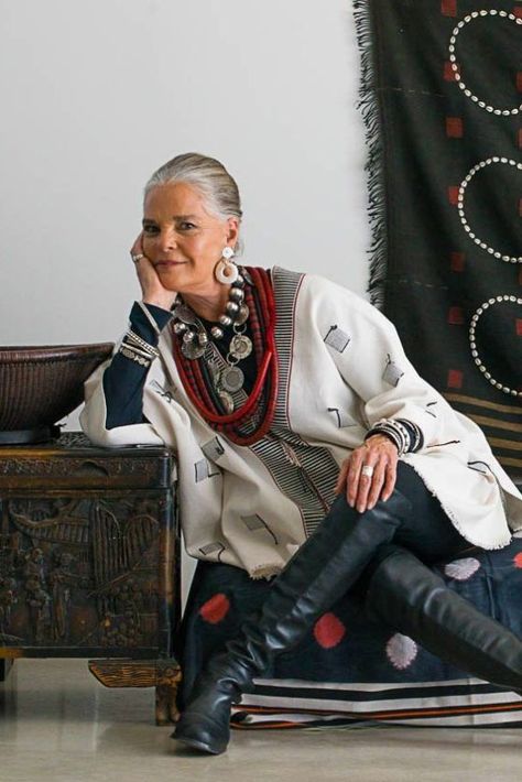 Ageless Style-Ali MacGraw Aging Gracefully - Cindy Hattersley Design Ali Macgraw, Silver Sisters, Happy Clothes, Over 60 Fashion, 50 And Fabulous, Advanced Style, Ageless Style, 60 Fashion, Cooler Look