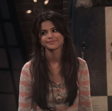 2000s Hair, Selena Gomez Hair, Selena Gomez Cute, Y2k Hairstyles, Wizards Of Waverly, Alex Russo, Wizards Of Waverly Place, Waverly Place, Selena G