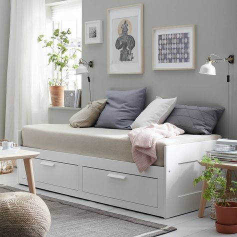 Divanes cama de IKEA: la solución más versátil (y cómoda) para espacios pequeños Lit Banquette 2 Places, Divan Cama, Day Bed Frame, Cama Ikea, Daybed Room, Best Sleeper Sofa, Design Ložnic, Sofa Daybed, Daybed With Storage