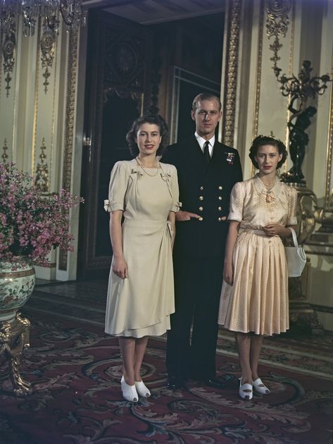 Margaret (somewhat begrudgingly) posed with her sister Elizabeth and her new fiancé, Prince Philip, after their engagement announcement in 1947. Princess Margaret Young, Pictures Of Queen Elizabeth, Blithe Spirit, Royal Family Pictures, Rainha Elizabeth Ii, English Royal Family, Afrique Art, Royal Family England, Reine Elizabeth