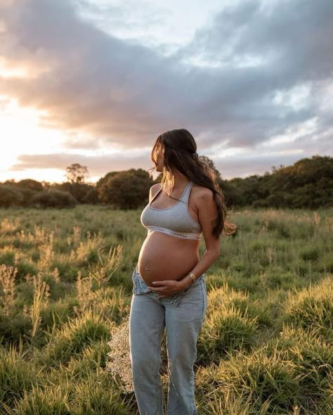 20 Weeks Pregnant Belly, Outdoor Pregnancy Photoshoot, 2023 Maternity, Fall Maternity Shoot, Fall Maternity Photos, Maternity Photography Poses Outdoors, 20 Weeks Pregnant, Pregnancy Belly Photos, Outdoor Maternity Photos