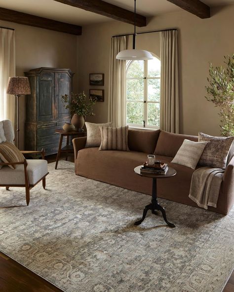 Loloi Amber Lewis, Living Rooms Interiors, Farmhouse Rugs Living Room, Savannah House, Amber Lewis X Loloi, Inviting Colors, Relaxed Aesthetic, Cabinet Dining Room, Country House Interior