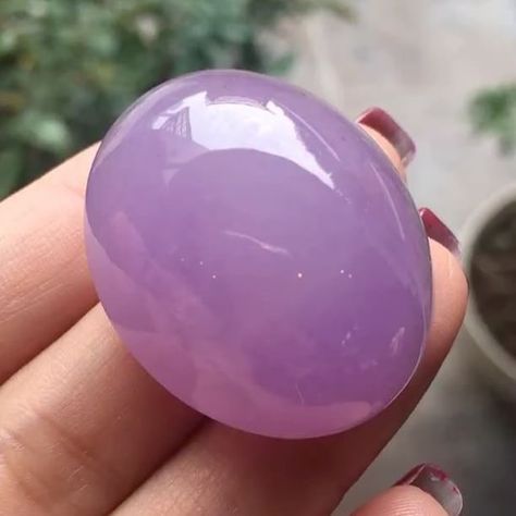 Lavender Stone Beauty Rooms, Stone Meanings, Minerals Crystals Stones, Lavender Stone, Black Pinterest, Lavender Jade, Gem Jewelry, Summer Street, Crystal Geode