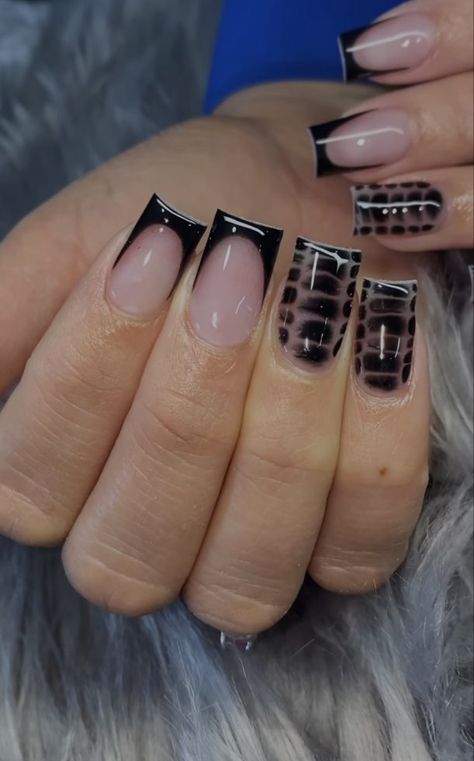 black nails Black Medium Nails Acrylic, Nail Design Small Nails, Shirt Black Nail Designs, Cute Medium Length Nails Acrylic, Short Black Acrylics With Design, Short Acrylic Birthday Nails Designs, Black Design Nails Square, Short Acrylic Nails Cross, Dark French Tip Nails Square