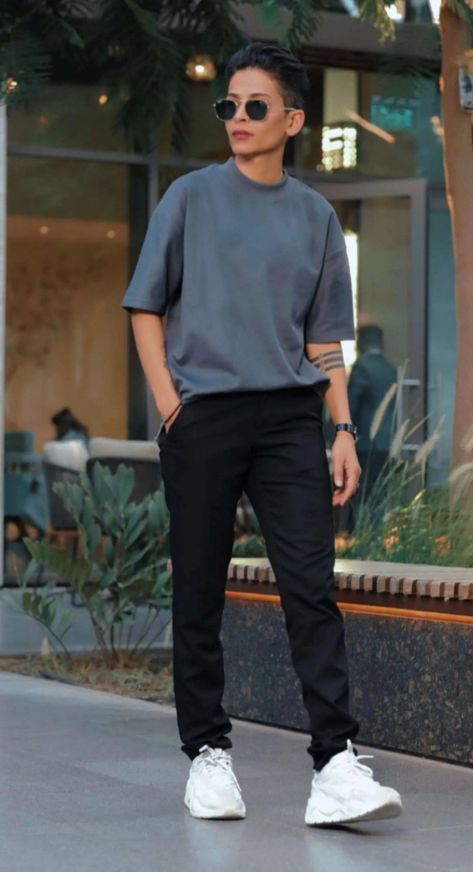 Styling Black Trousers Casual, Masc Black Woman Aesthetic, Summer Boyish Outfits, Formal Masc Outfits For Women, Tomboy Business Casual, Tomboy Formal Outfits, Lesbian Fashion Tomboy, Queer Fashion Tomboys, Tomboy Outfits Summer