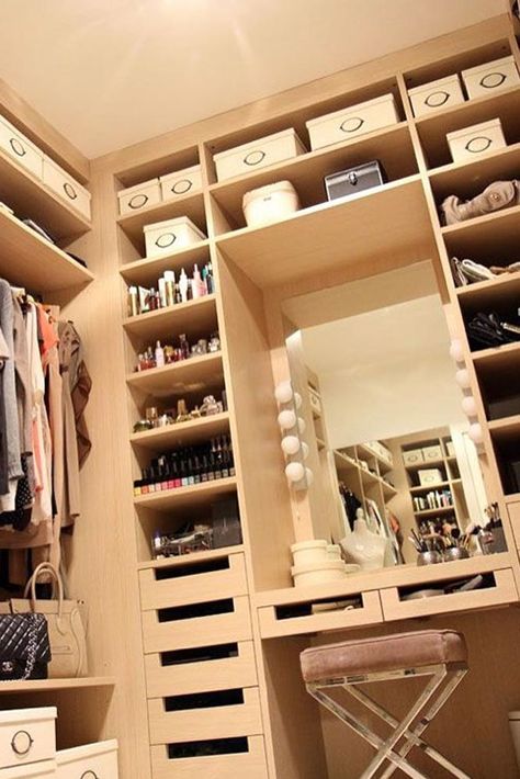 Closet Organization Ideas for Every Space in Your House ★ See more: http://glaminati.com/closet-organization-ideas-in-house/ Makeup Vanity In Closet, Makeup Vanity Ideas Bedrooms, Makeup Room Decor Wall, Small Walk In Closet, Closet Vanity, Walking Closet, Makeup Room Decor, Casa Vintage, Closet Remodel