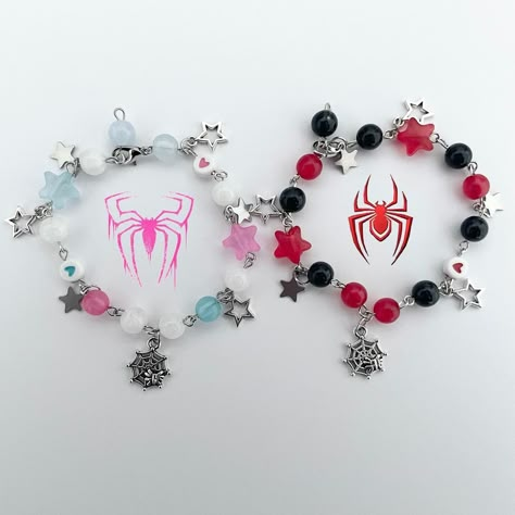 Spiderman Beads Bracelet, Spider Man And Gwen Bracelet, Spiderman Charm Bracelet, Miraculous Bracelet Ideas, Spiderman Kandi Bracelet, Spiderverse Bracelet, Batman Matching Bracelets, Marvel Beads Bracelet, Spider Man Gift Ideas Diy