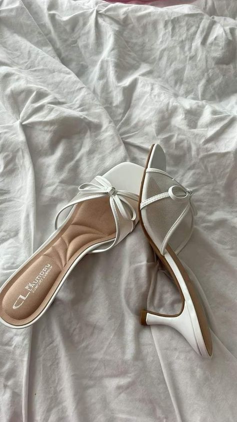 Pretty Heels, Heels Aesthetic, Dr Shoes, Shoes Heels Classy, Classy Shoes, Heels Outfits, Heels Classy, Fancy Shoes, Girly Shoes