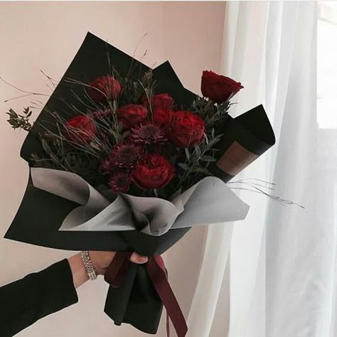 Photo Man Bouquet, Black Bouquet, Black And Red Roses, Graduation Bouquet, Flower Boquet, Flowers For Men, Flower Model, Red Bouquet, Boquette Flowers