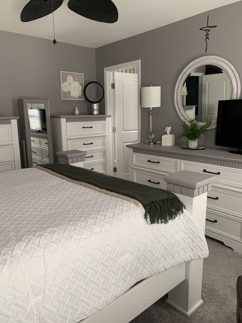 Bed Rooms Ideas Gray Walls, Grey Walls White Bedroom Furniture, Bedroom Inspo Gray Walls, Room Ideas Grey Walls Bedrooms, Room Decor For Grey Walls, Grey Room With White Furniture, Grey Small Room Ideas, Gray And White Room Ideas Bedroom, Grey Room Inspiration