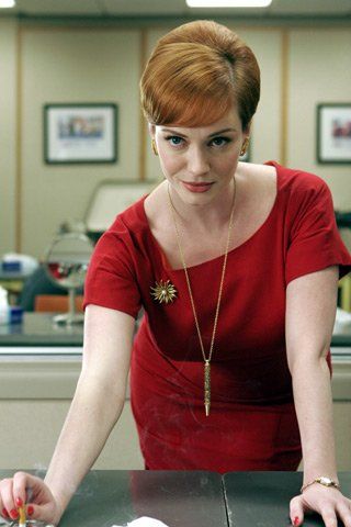 Joan’s red wiggle dress on Mad Men.  Outfit Details: https://wornontv.net/5637/ #MadMen Mad Men Halloween Costume, Joan Mad Men, Joan Harris, Classic Red Dress, Joan Holloway, Mad Men Fashion, Mad Women, Retro Mode, Christina Hendricks