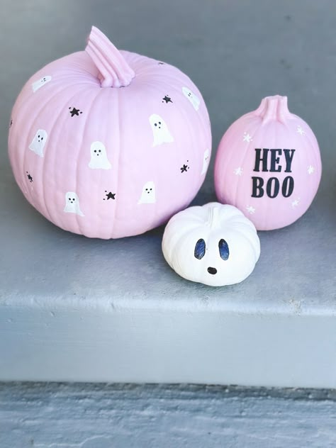 Cute DIY Pink Halloween Pumpkin Painting Inspo #pinkhalloween #halloweendiy #pumpkinpainting #halloweendecor #pinkpumpkin #heyboo Pumpkin Halloween Paint, Paint Pumpkin Designs, Pink Punkin Ideas, Pink Ghost Painted Pumpkin, Pumpkin Painting Ideas Aesthetic Pink, Pink Pumpkin Design, Cute Girl Pumpkin Painting, Hey Boo Pumpkin Painting, Lil Pumpkin Painting Ideas