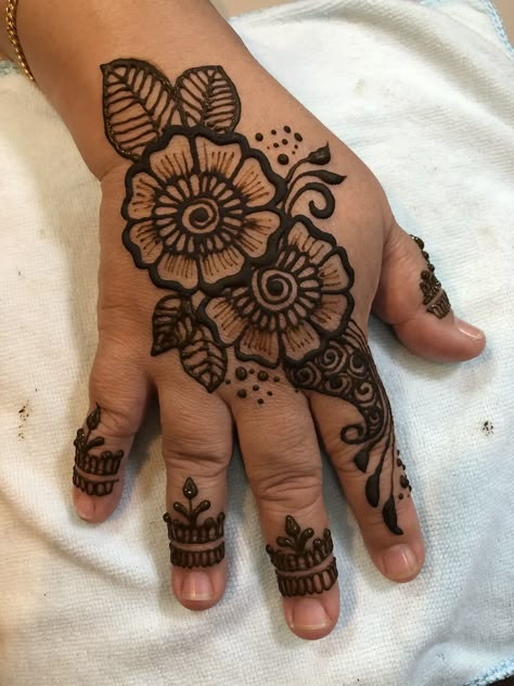 Normal Henna Designs, Mehndi Design For Babies, Mehedi Design For Baby, Baby Mendhi Designs Easy, Mehendi Designs For Baby Hands, Baby Mehendi Designs Hands, Henna Kids Design, Mahndi Desain Simple, Baby Henna Design