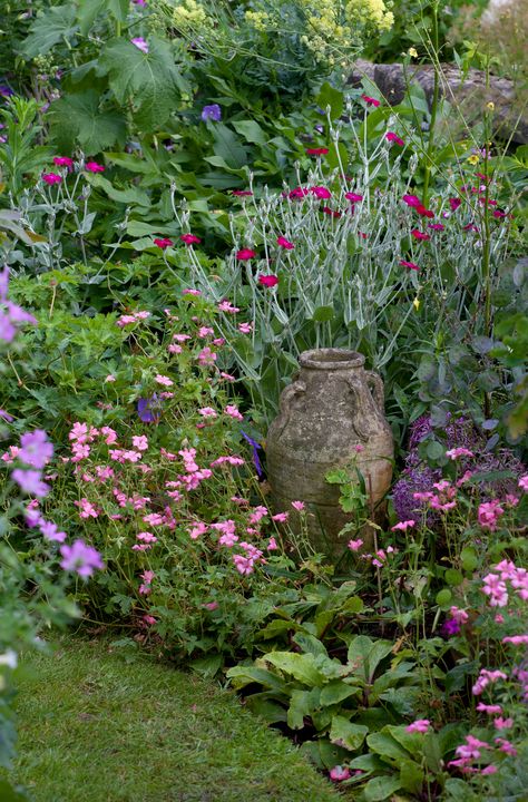 Small Garden Design Ideas Layout, Garden Design Ideas Layout, Small English Garden, Rustic Pathways, Small Garden Design Ideas, Cottage Garden Borders, Country Cottage Garden, Front Garden Design, Cottage Garden Design