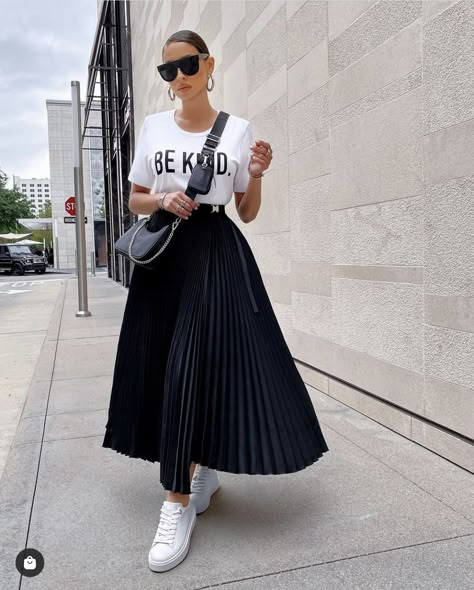 Long Black Pleated Skirt Outfit, Long Pleated Skirt Outfit, Fall Maxi Skirt Outfits, Fall Maxi Skirt, Black Pleated Skirt Outfit, Love Styles, Pleated Skirt Outfit, Fall Maxi, Maxi Skirt Outfits