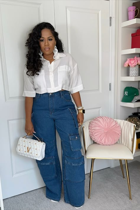 Shop details in the LTK App Cargo Denim Outfit, Denim Cargo Pants Outfit, Cargo Jeans Outfit Women, Jean Cargo Pants Outfit, Cargo Jeans Outfit, Cargo Pants Women Outfit, Smart Casual Jeans, Cargo Outfit, Girly Style Outfits