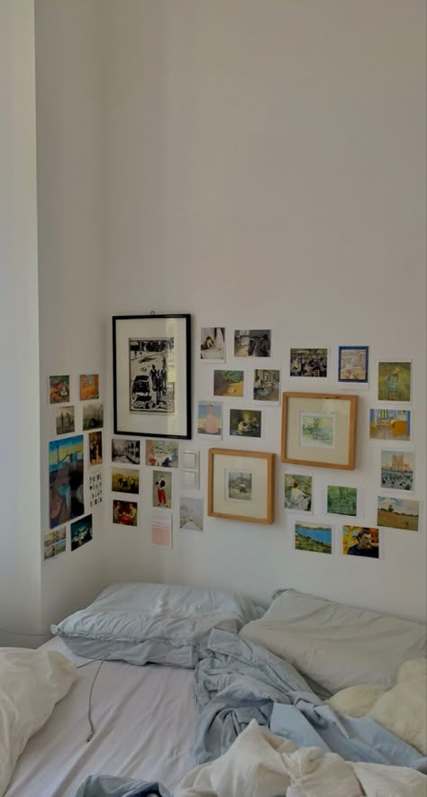 Minimalist Photo Wall Bedroom, Photo Wall Collage Without Frames, Wall Behind Bed Decor Ideas Aesthetic, Bedroom With Prints On Wall, What To Do With A Plain Wall In Bedroom, Above Bed Photos, Tilted Walls Bedroom, Framed Poster Wall Bedroom, Bedroom With Artwork