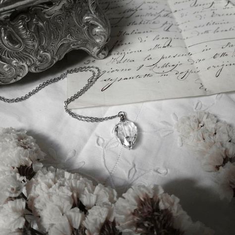 White Victorian Aesthetic, White Vampire Aesthetic, Soft Vampire Aesthetic, White Goth Aesthetic, Soft Goth Aesthetic, Historical Aesthetic, Gloomy Coquette, White Gothic, White Goth