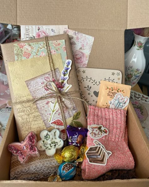 Tea Birthday Gift Ideas, Thrift Bundle Gift, Cottagecore Birthday Gifts, Gift Box Ideas Friends, Book Box Aesthetic, Birthday Gift Set Up Ideas, Gift Box Presentation, To Do With Your Best Friend, Hand Craft Gifts