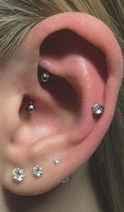 Daith Piercing Barbell, Piercing Ideas For Women, Triple Lobe, Daith Ear Piercing, Ear Piercing Ideas, Piercing Labret, Cute Ear Piercings, Cute Piercings, Hammered Hoop Earrings