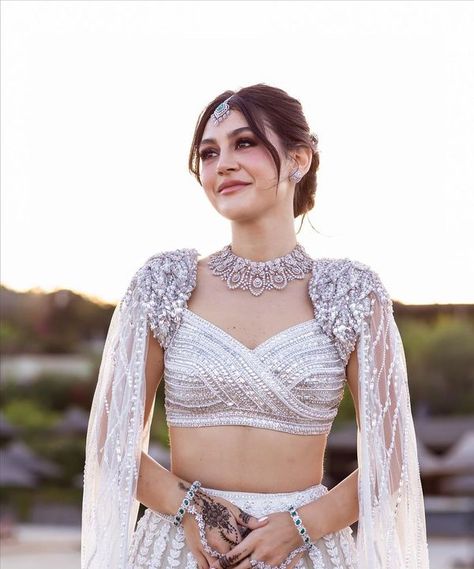 20+ Brides Who Wore Offbeat Manish Malhotra Lehengas Latest Bridal Jewellery Designs, Latest Bridal Jewellery, Bridal Blouse Design, Engagement Dress For Bride, Sangeet Outfit, Haldi Outfit, Latest Bridal Lehenga, Wedding Lehenga Designs, Indian Bride Outfits