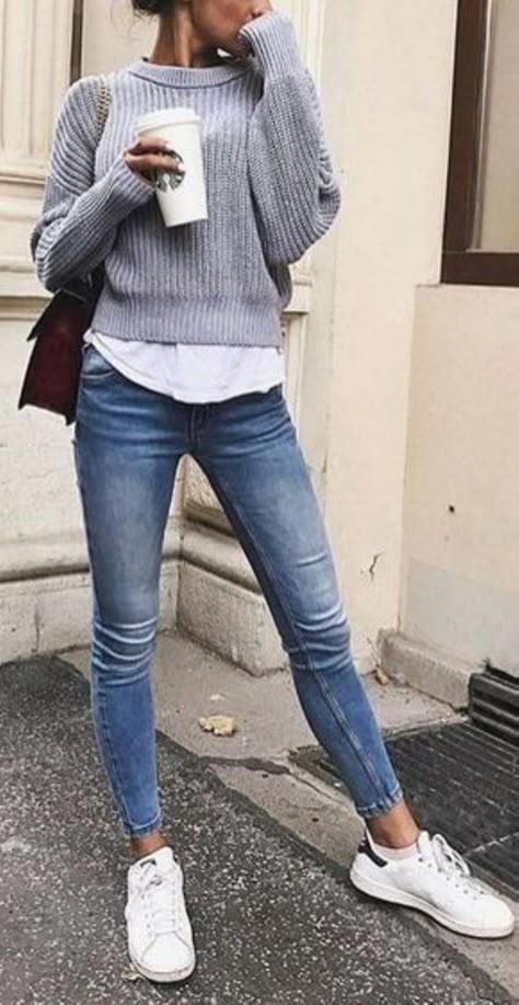 Te dejamos algunos outfits casuales y súper modernos para que te sientas cómoda el fin de semana. Checa estos looks con tenis blancos que puedes combinar con todo tu clóset. Lleva chamarras de piel, denim, abrigos, gabardinas, suéteres calientitos y más prendas para outfits de fin de semana o para la oficina este 2020. Womens Grey Sweater, Preppy Fall Outfits, Cooler Style, University Outfit, Preppy Fall, Trendy Street Style, Mode Casual, Outfit Jeans, Autumn Street Style