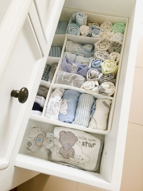 Nursery Organization Diy, Nursery Drawer, Baby Nursery Organization, Baby Dresser, Baby Room Organization, Diaper Organization, Baby Clothes Organization, Nursery Closet, Dresser Organization