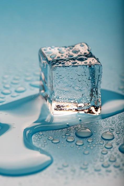 Ice Melting Aesthetic, Ice Photography Cubes, Glass Of Water Photography, Ice Cube Photography, Ice Water Aesthetic, Ice Cubes Aesthetic, Ice Cube Aesthetic, Glass Of Ice Water, Pantone Azul