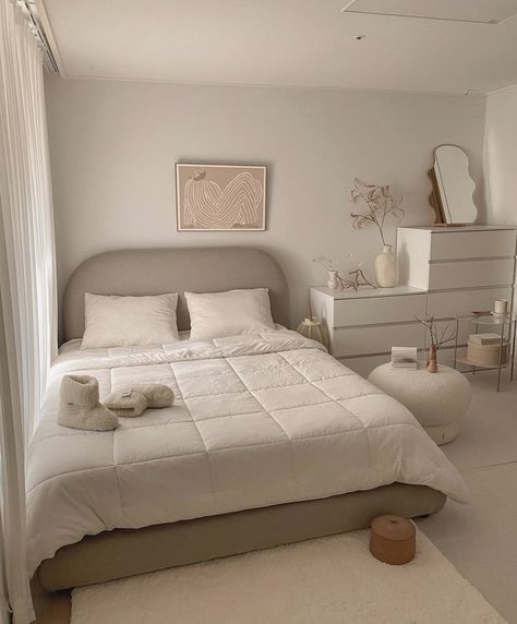 White Room Decor, Room Redesign, Redecorate Bedroom, Cozy Room Decor, Minimalist Room, Apartment Decor Inspiration, Room Design Bedroom, Dream Room Inspiration, Room Makeover Bedroom