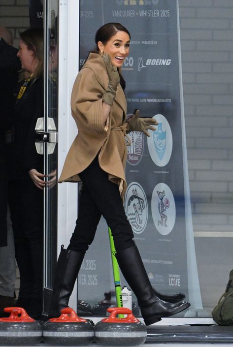 Meghan Markle Perfects The "Millennial" Going-Out Uniform Meghan Markle Canada, Meghan Markle Boots, Meghan Markle Winter Outfits, Meghan Markle Fall Style, Meghan Markle Winter Style, Megan Markle Casual Style, Meghan Markle Style 2024, Meghan Markle 2024, Megan Markle Style 2024