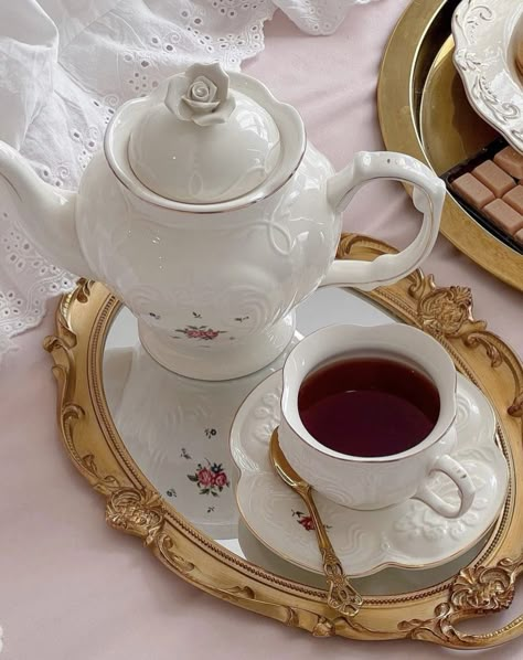 ig : nopnapasron Vintage Classy Aesthetic, Tea Set Aesthetic, Agatha Christie Aesthetic, Coquette Images, Moodboard Coquette, Aesthetic Afternoon, Book Bed, Vogue Home, Dessert Soap