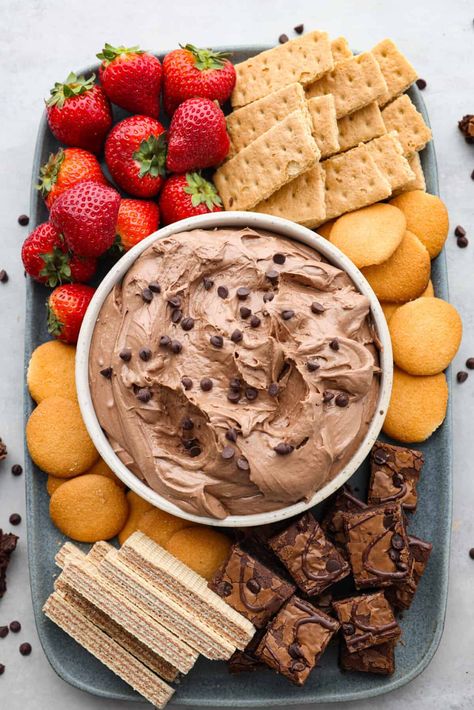 Brownie Dip Easy, Brownie Dip Recipe, Snacks For Book Club, Brownie Charcuterie Board, Desert Charcuterie Board Ideas, Easy Brownie Batter Dip, Sweet Charcuterie Board Ideas, Brownie Batter Dip Recipe, Dips Dessert