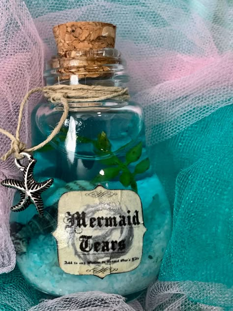 Mermaid Tears can calm the winds and tame the waves of the raging sea. Ide Halloween, Anting Manik, Halloween Potion Bottles, Diy Mermaid, Halloween Bottles, Halloween Potions, Anniversaire Harry Potter, Magic Bottles, Mermaid Tears