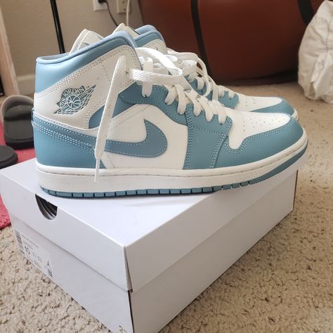 Cool Nike Shoes Women, Woman Jordans Shoes, Nike Air Jordan 1 University Blue, Women Jordan Ones, Jean Nike Shoes, Preppy Platform Shoes, Air Jordens1 Blue, Blue And White Air Jordans, Blue Jordans Women