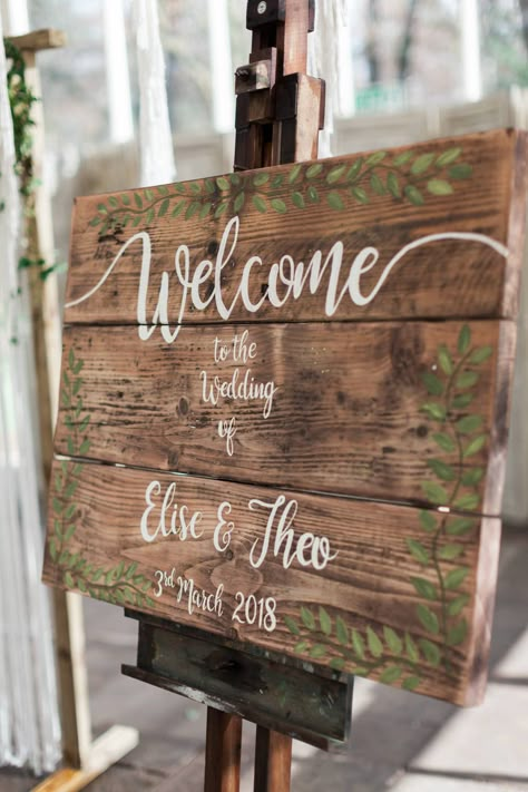 Modern Wedding Diy, House Wedding Ideas, Rustic Wedding Signs Diy, Glass House Wedding, Wedding Welcome Board, Pallet Wedding, Wedding Signs Diy, Wooden Wedding Signs, Wooden Welcome Signs