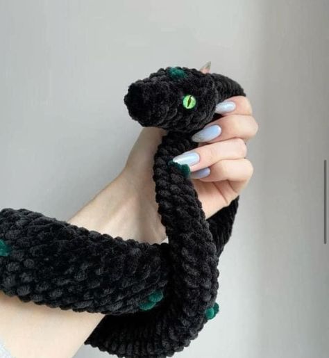 Crochet Snakes, Cute Crochet Things, Crochet Pictures, Knit Animals, Crochet Snake, Crochet Critters, 3d Wallpaper Iphone, Knit Items, Keychain Pattern