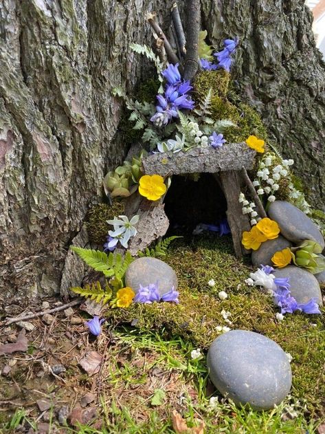 How To Make A Fairy Door On A Tree, Fairy Houses Aesthetic, Fairy Garden Hobbit House Diy, Fairy House Forest, Fairy Garden How To, Fairy House Outside, Diy Fairy Home, Forest Fairy Garden, Natural Fairy Houses