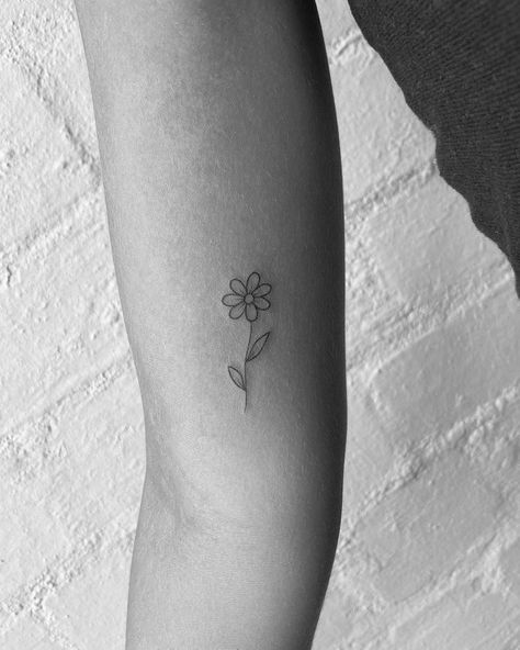 Small Daisy Tattoo On Wrist Simple, 3 Daisies Tattoo, Daisy Tattoo On Ankle, Daisy Simple Tattoo, Matching Daisy Tattoos, Single Daisy Tattoo, Fine Line Daisy Tattoo Simple, Fineline Daisy Tattoo, Flower Inner Arm Tattoo