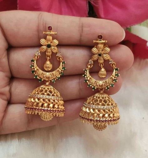 Gold Necklace Set With Jumka, Gold Jhumkis Bridal, Jimmki Kammal Design Gold, Kan Ke Jhumke Gold, Ear Ring Models Gold, Earrings Gold Jumkas, Gold Jimiki Earrings Designs, Butta Kammalu Gold Designs Latest, Butta Earrings Gold Latest