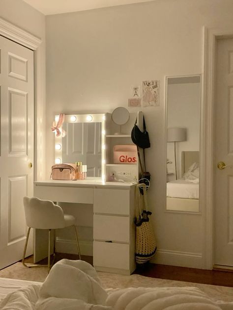 Clean Aesthetic Vanity, Asthetic Vanity Mirror, White Bedding Room Ideas, Small Bedroom Ideas Vanity, Girly Clean Room, Cute Bedroom Layouts, Redoing My Room Ideas, White Nightstand Bedroom Ideas, Getting Ready Area In Bedroom