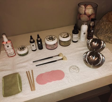 Esthetician Facial Supplies, Facial Table Set Up, Facial Setup, Facial Supplies, Esthetician Vision Board, Spa Room Ideas Estheticians, Future Esthetician, Facial Esthetics, Mobile Beauty Salon