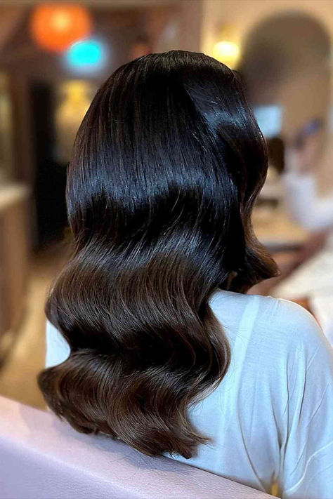 Elegant medium-length hair with soft, polished waves for a refined look Hollywood Waves Medium Length Hair, Glam Waves Short Hair, Elegant Medium Length Hairstyles, Soft Hollywood Waves, Hollywood Wedding Hair, Medium Length Wedding Hair, Soft Waves Hair, Middle Length Hair, Wave Hairstyles