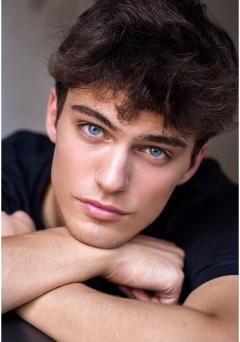 Evans Nikopoulos, Guys With Black Hair, Brunette Blue Eyes, Male Model Face, Blue Eyed Men, Brown Hair Blue Eyes, Black Hair Blue Eyes, Character Inspiration Male, Model Face