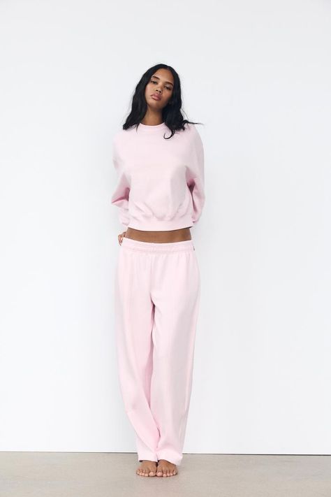 Pink sweatshirt outfit